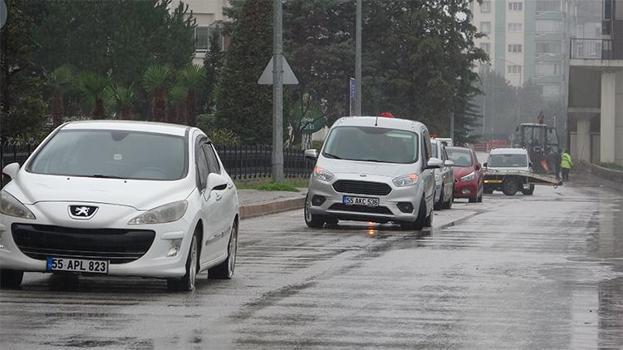 Samsun'da şok eden görüntüler! Çukura düşen 20'ye yakın aracın tekerleri patladı