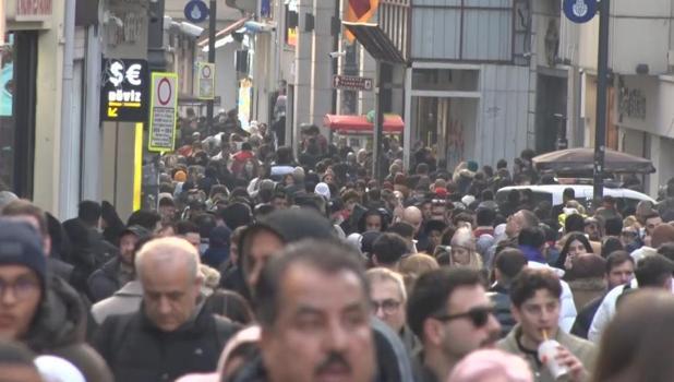 Yeni yıla saatler kala İstiklal Caddesi'nde insan seli: Adım atacak yer kalmadı