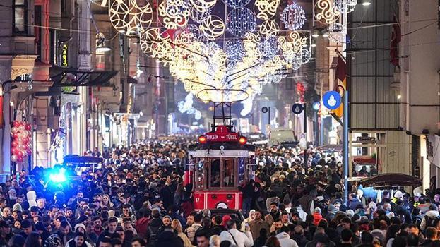 Taksim Meydanı ve İstiklal Caddesi'nde yılbaşı yoğunluğu