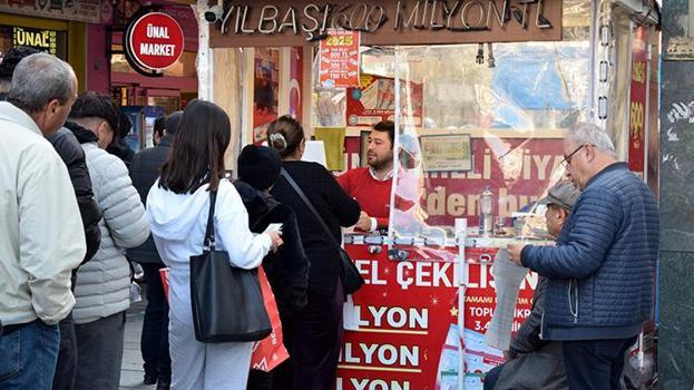 Büyük ikramiyenin çeyrek bilete vurduğu Antalya'da bayilerde 'amorti' yoğunluğu yaşanıyor