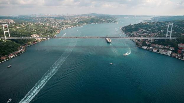 İstanbul Boğazı'nda gemi trafiği askıya alındı! 2 kardeş aranıyor