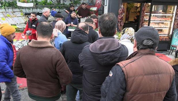 Hamsi fiyatları bollukla beraber düştü, Edirne'de vatandaşlar sıraya girdi