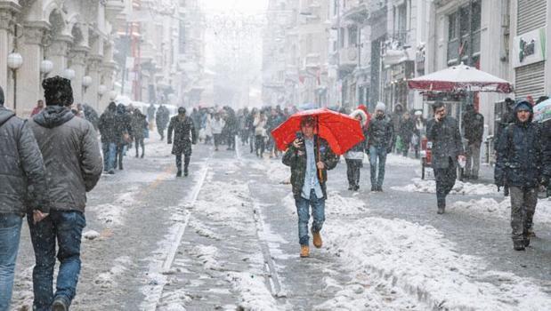 Lapa lapa kar yağışları yurdu etkisi altına alacak! Uzman isim İstanbul için tarih verdi: Yoğun kar yağışı etkili olacak