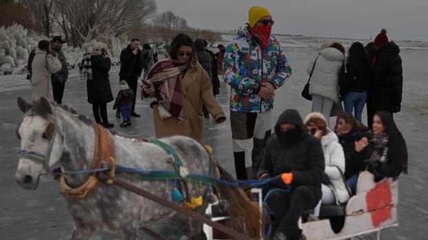 Kars'a turist akını! Sıraya girdiler, hepsinin tek bir amacı var