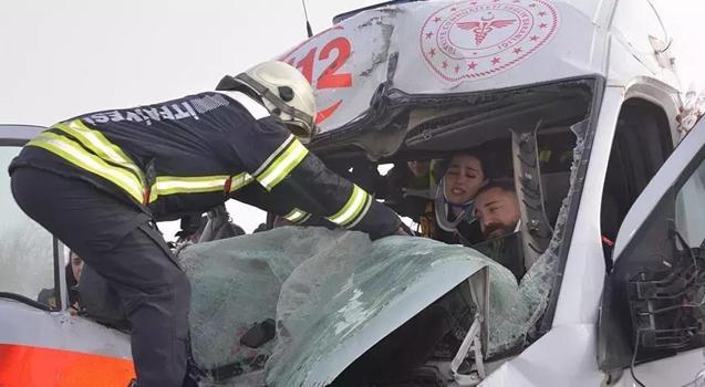 Erzurum’da can pazarı! Ambulans, TIR'a çarptı: 3 sağlıkçı yaralandı