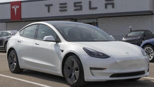 Tesla 240 bin aracını geri çağırdı