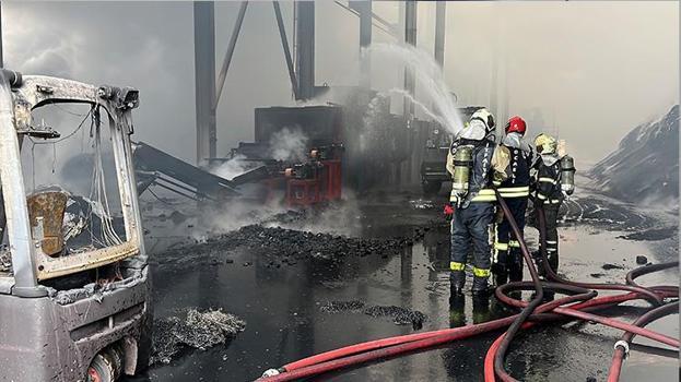 Dilovası'nda bir fabrikada çıkan yangın 4 saatlik çalışmanın ardından söndürüldü