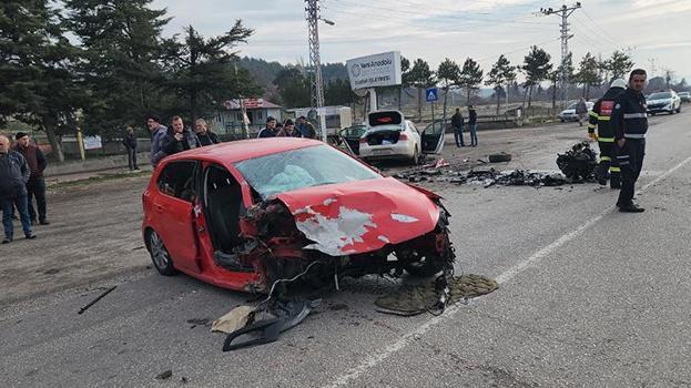 Amasya'da iki otomobilin karıştığı kazada 1'i ağır 6 kişi yaralandı araçlar büyük hasar aldı