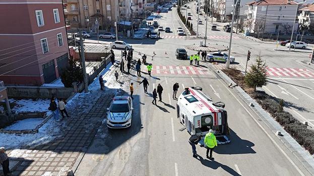 Karaman'da kazaya karışan ambulans yola devrildi