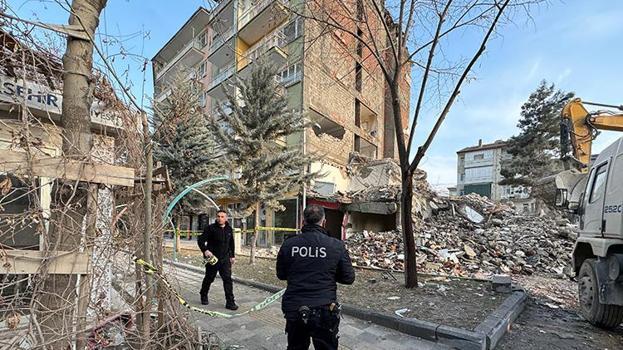 Malatya'da ağır hasarlı bina yıkımı sırasında yandaki apartman zarar gördü