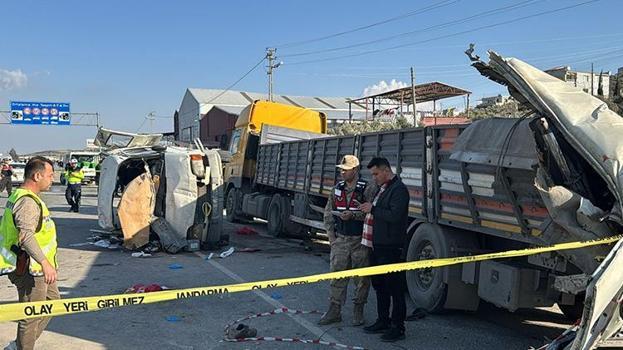 Hatay'da korkunç kaza! TIR ile minibüs çarpıştı: 6 can kaybı, 8 yaralı