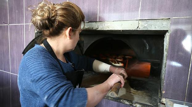 Eşinin vefatının ardından fırınını devraldı, 'Hatırası var' deyip ustalaştı! Depreme rağmen pes etmedi