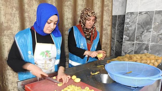 Gaziantep'te kadın dayanışması hayra sebep oldu! Gönüllü olarak çalışan kadınlar aşevinde yemek yapıyor