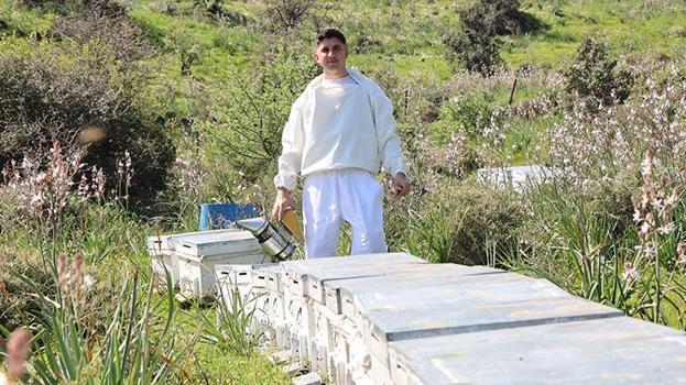 Ziraat mühendisi oldu ata mesleğini devam ettirdi! Muğla'da genç arıcı yüzlerce kovanda bal üretiyor