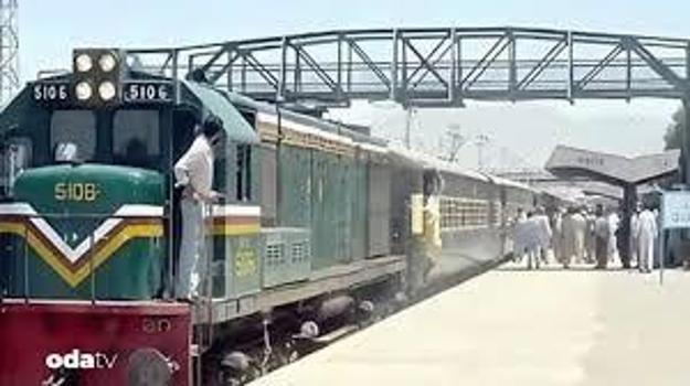 Pakistan'da 450 tren yolcusu rehin alındı