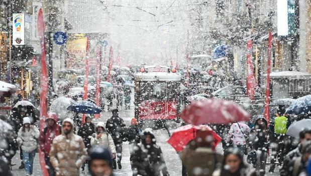 Lapa lapa kar yağışları ve sağanaklar geri dönüyor! Meteoroloji tarih vererek uyardı: İstanbul, Ankara ve İzmir'de hava sıcaklıkları düşecek...