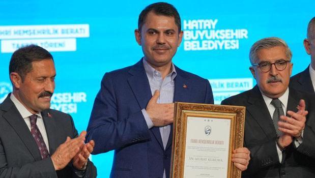 Bakan Kurum'a Hatay'da hemşehrilik beratı: Bu berat zor zamanlarda verilen sözü tutmanın tescilidir