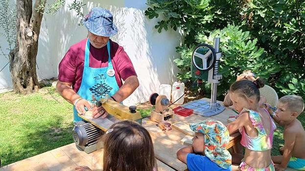 İzmir'de ahşap oyuncak ustası, zanaatını çocuklara aktararak kaybolmasını engelliyor