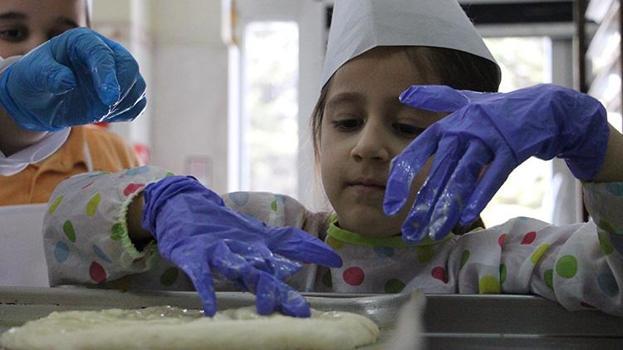 Bolu'da minikler iyilik için birleşti! İhtiyaç sahiplerine pide ekmek yaptılar
