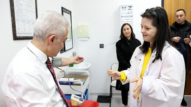Down sendromlu kadın doktor olma hayalini bir günlüğüne gerçekleştirdi