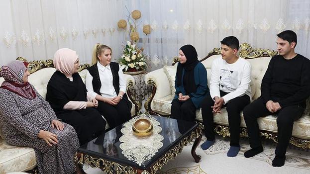 Emine Erdoğan, iftarda 15 Temmuz şehidi Sayın'ın ailesinin misafiri oldu