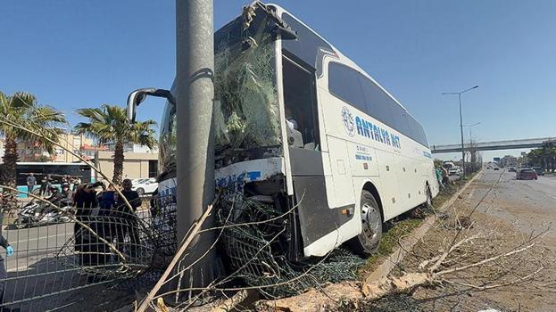 Antalya'da direksiyonu kilitlenen yolcu otobüsü refüje çıktı!