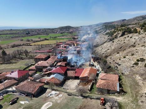 Kastamonu'da çıkan yangında 2 ev, 2 depo ve 1 araç yandı