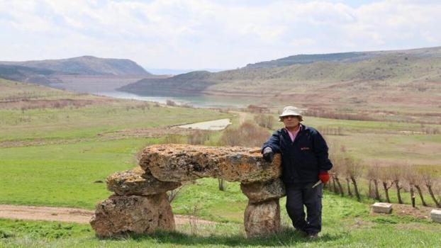Asırlar önce dikildi, 92 yılında unutuldu! Baraj manzaralı asırlık musalla taşı ürkütüyor