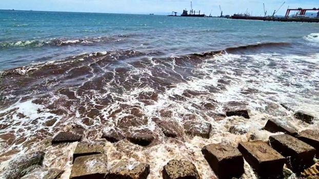 Poyraz fırtınasının ardından Marmara Denizi'nin yüzeyi kızıla büründü