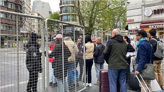 İstanbul'da 1 Mayıs tedbirleri kapsamında bazı yollar kapatıldı! Taksim ve Saraçhane'de yoğun güvenlik önlemleri alındı