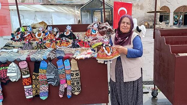 Köyünden hiç çıkmadan 5 dil öğrendi: Kayserili Ayşe teyze 42 yıldır sattığı bez bebekler ile dünyaya açıldı