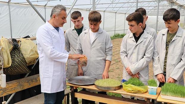 Yozgat'ta liseli öğrenciler üretti: Maliyetleri düşürdü, verimi 4 kat arttırdı: Çiftçinin cebi nefes alacak