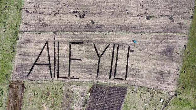 Ardahanlı çiftçi traktörle tarlasına 'Aile Yılı' yazdı