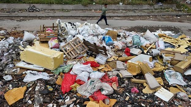 İzmir'de toplanmayan çöp yığını esnafı bezdirdi! 'Daha önce de haber yapıldı ama bir ilerleme sağlanamadı'