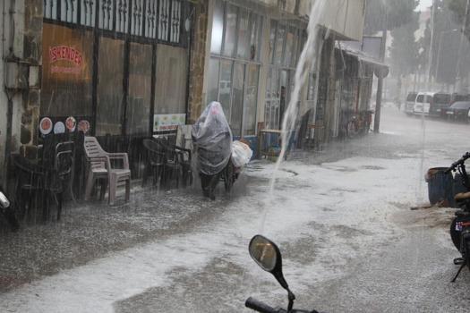 Manisa'da misket büyüklüğünde dolu yağdı, cadde ve sokaklar su altında kaldı