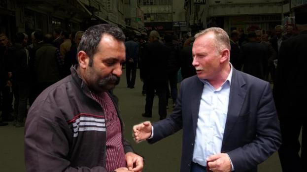 Türkiye'de ilk sırada! Aylık 60.000 TL'lik maaşı beğenmedi, gün boyu cami önünde bekliyor
