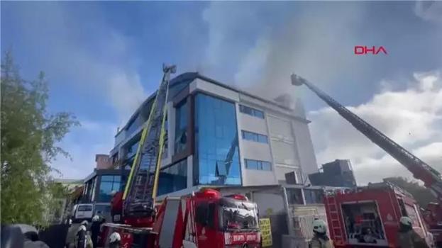 İstanbul'da 3 katlı fabrikada yangın!