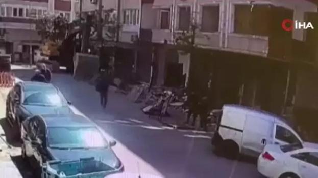 Deprem sırasında İstanbul'da binanın balkonu çöktü