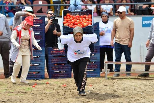 Kumluca'da festival coşkusu yaşandı: Kadınlar en çok domatesi yemek için yarıştı