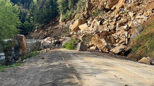 Giresun'da heyelan! Yol ulaşıma kapandı