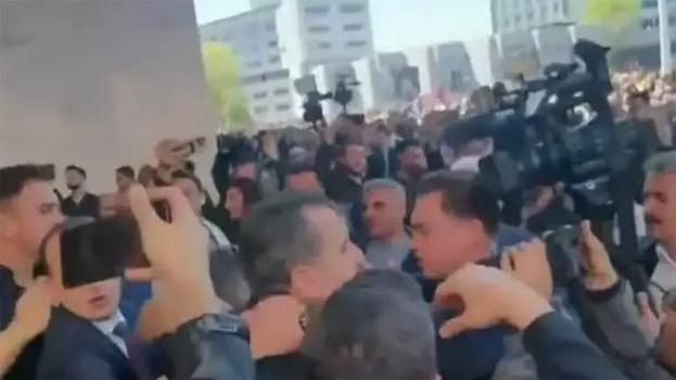 Sırrı Süreyya Önder'in anma töreninde Özgür Özel'e saldırı!