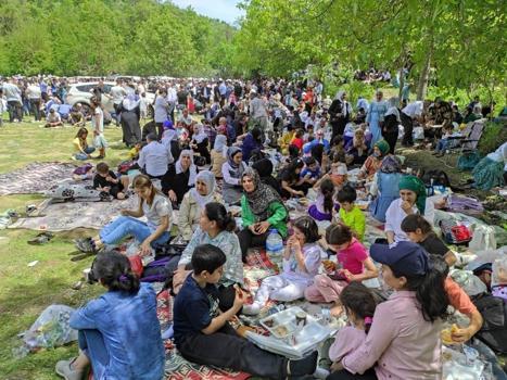 35 yıl sonra köylerine döndüler! Kazanlarda yemekler pişirip doyasıya eğlendiler