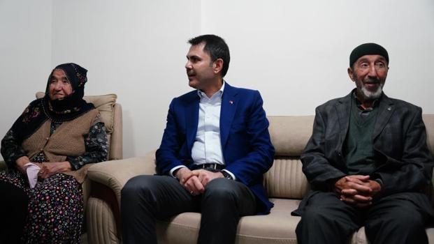 Bakan Kurum, Malatya'da köy evlerine yerleşen depremzede aileleri ziyaret etti