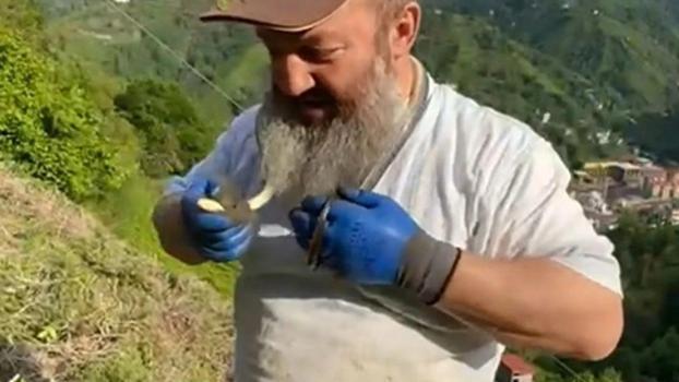 Tuttuğu yılanın önce güzelliğini anlattı, sonra kolye gibi boynuna doladı