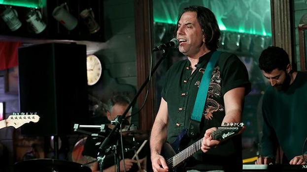 Rockçı profesör, gündüzleri üniversitede ders veriyor geceleri sahneye çıkıyor