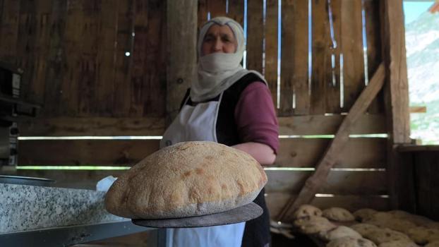 Tortum Şelalesi ekmek kapısı oldu! Anne ve oğlu doğal ekmeklerini turistlerle ilgisine sunuyor