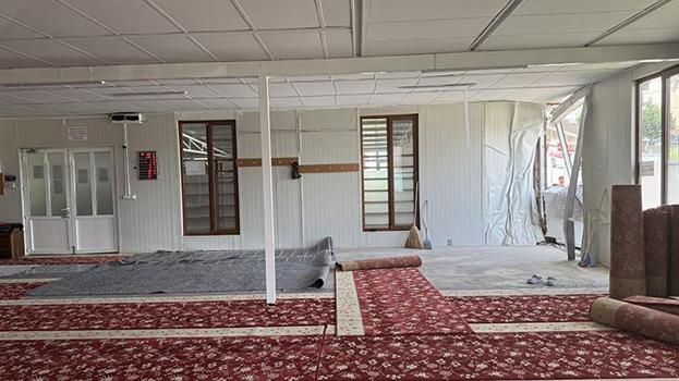 İzmit'te şok eden kaza! Otomobil Camiye böyle daldı!