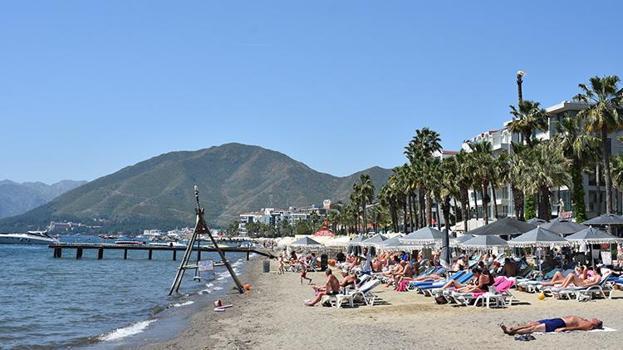 Akdeniz sezonu açtı! Güneşi gören sahile koştu, kimi güneşlendi gibi yüzdü