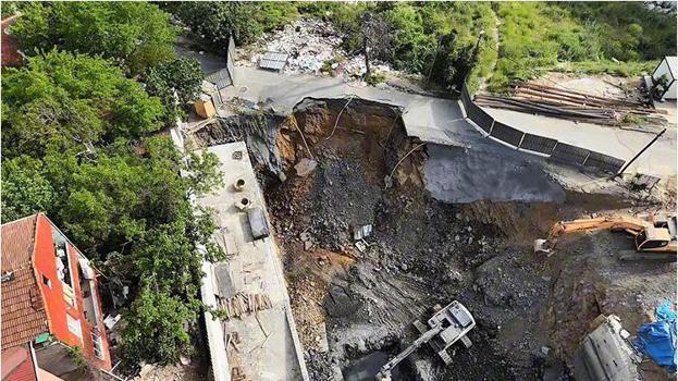 İstanbul'da inşaat çalışmaları sırasında yol çöktü, doğalgaz boruları zara gördü!