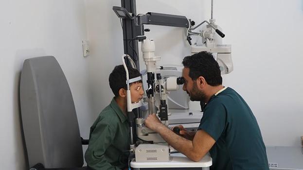 Diyarbakır'da talihsiz kaza! Ödev yaparken gözüne yapıştırıcı sıçradı, az daha gözünden oluyordu